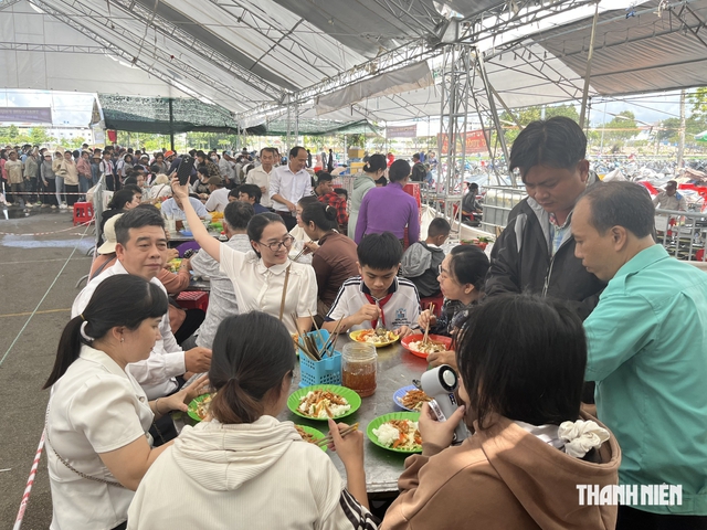 Những bữa cơm đình phục vụ miễn phí cho người dân khắp nơi về Rạch Giá dự lễ hội.

ẢNH: TRẦN NGỌC

