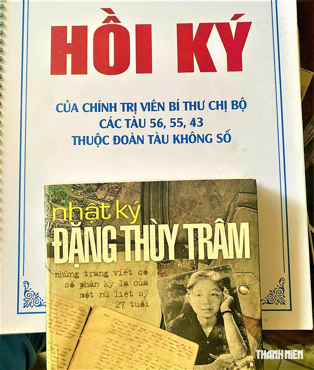 Cuốn hồi ký của cựu chính trị viên Trần Ngọc Tuấn bên cuốn Nhật ký Đặng Thùy Trâm, gợi nhớ những ngày ông được nữ bác sĩ chăm sóc, điều trị vết thương

ẢNH: CÔNG THI

