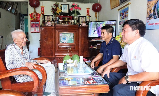 Đại tá Nguyễn Văn Đấy (áo trắng), nguyên Sư đoàn trưởng Sư đoàn Phòng không 361 trực thuộc Quân chủng Phòng không - Không quân, đến thăm cựu chiến binh Trần Ngọc Tuấn tại nhà riêng tháng 10.2026.

ẢNH: CÔNG THI

