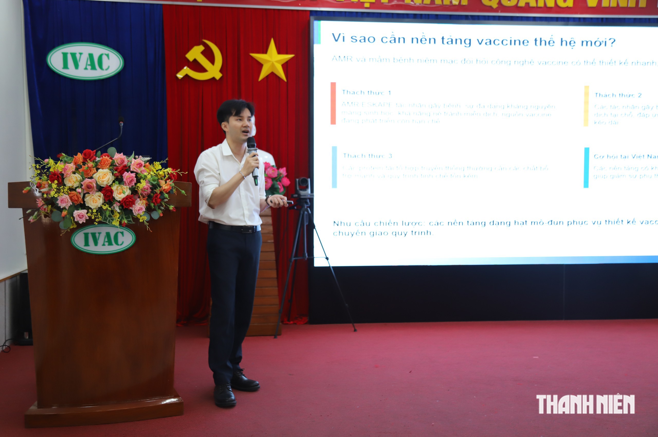 TS Huỳnh Tấn Dũng trình bày hướng nghiên cứu nền tảng vắc xin dạng hạt sinh học.

ẢNH: KỲ NAM

