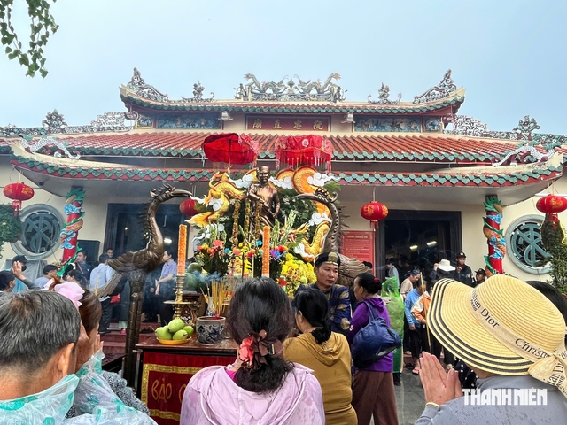 Người dân đến đình Nguyễn Trung Trực dâng hương nhân lễ hội truyền thống kỷ niệm 158 năm ngày ông hy sinh.

ẢNH: TRẦN NGỌC

