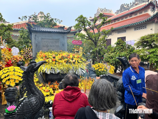 Người dân viếng mộ Anh hùng Nguyễn Trung Trực trong khuôn viên đình Nguyễn Trung Trực ở phường Rạch Giá, tỉnh An Giang.

ẢNH: TRẦN NGỌC

