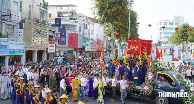 Mỗi năm có hơn 1 triệu lượt người tham dự lễ hội truyền thống kỷ niệm ngày Anh hùng Nguyễn Trung Trực hy sinh tại Rạch Giá. Lễ hội được công nhận là Di sản văn hóa phi vật thể quốc gia vào năm 2023.

ẢNH: TRẦN NGỌC

