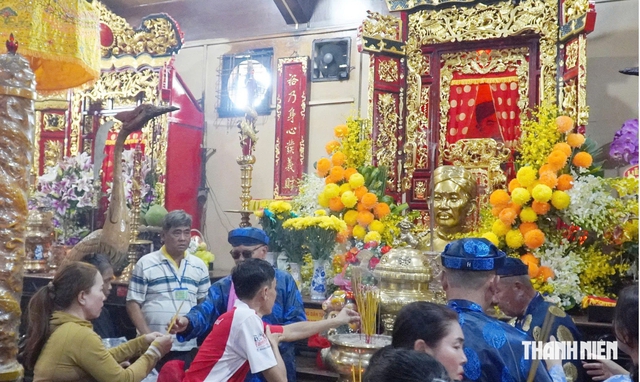 Người dân đến dâng hương khu vực chánh điện đình Nguyễn Trung Trực nhân dịp kỷ niệm 158 năm ngày ông hy sinh.

ẢNH: TRẦN NGỌC

