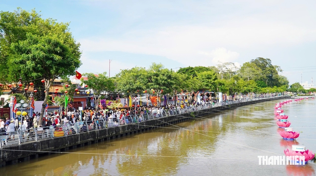 Đình Nguyễn Trung Trực tọa lạc trên đường Nguyễn Công Trứ bên bờ sông Kiên.

ẢNH: TRẦN NGỌC

