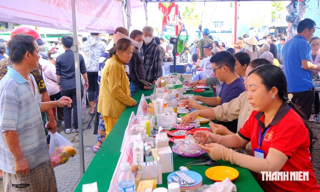 Đội ngũ y tế luôn túc trực hỗ trợ miễn phí cho người dân về đình Nguyễn Trung Trực vào những ngày lễ hội.

ẢNH: TRẦN NGỌC

