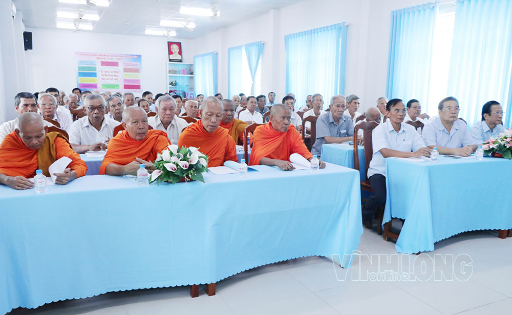 Đại biểu người có uy tín trong đồng bào dân tộc thiểu số tham dự hội nghị.