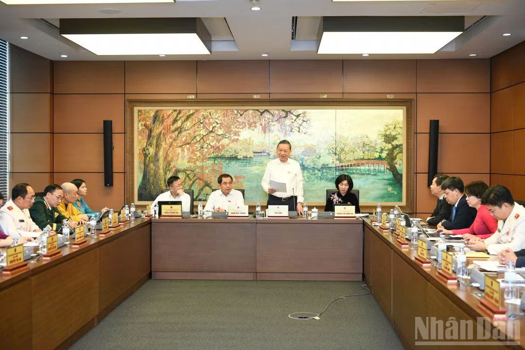 Quang cảnh phiên thảo luận ở Tổ 1 (Đoàn Hà Nội). (Ảnh: DUY LINH)