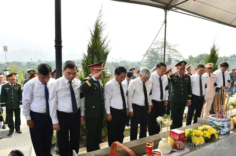 Các đại biểu dành phút mặc niệm các liệt sĩ - Ảnh: Báo Tuyên Quang

