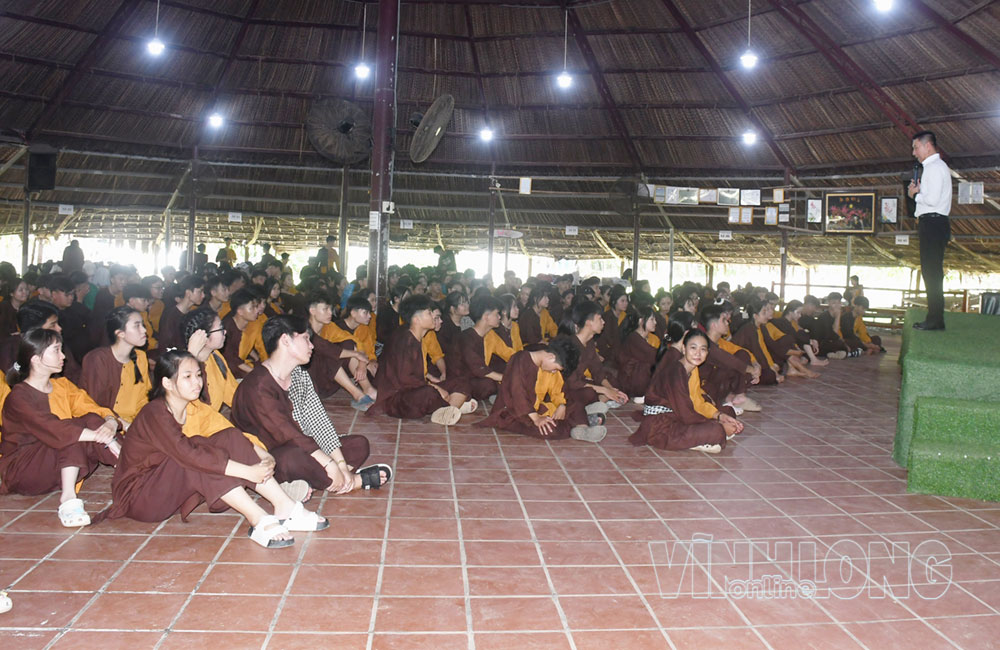 Học sinh tham gia các hoạt động vui chơi tập thể, tìm hiểu hệ sinh thái rừng ngập mặn ven biển.