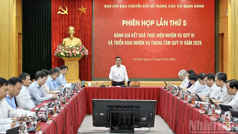 Đồng chí Trần Cẩm Tú, Ủy viên Bộ Chính trị, Thường trực Ban Bí thư phát biểu tại Phiên họp lần thứ 5 Ban Chỉ đạo Chuyển đổi số trong các cơ quan đảng. (Ảnh: THỦY NGUYÊN)