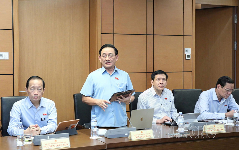 Đại biểu Trần Quốc Tuấn - Ủy viên Ban Thường vụ Tỉnh ủy, Giám đốc Sở Công thương tỉnh Vĩnh Long thảo luận tại Tổ 15 chiều ngày 22/10.