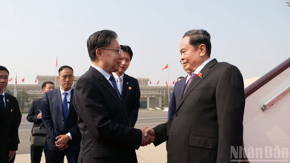 Đồng chí Vương Đông Minh, Phó Ủy viên trưởng Ủy ban Thường vụ Nhân đại toàn quốc Trung Quốc nhiệt liệt chào mừng Chủ tịch Quốc hội Trần Thanh Mẫn.