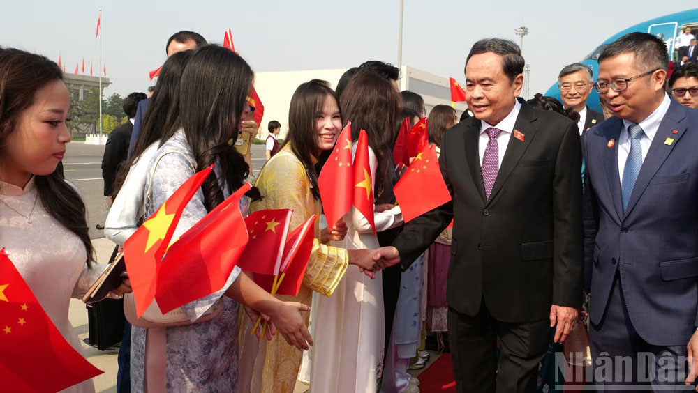 Chủ tịch Quốc hội Trần Thanh Mẫn đến Thủ đô Bắc Kinh, bắt đầu thăm chính thức Trung Quốc. (Ảnh: HỮU HƯNG-VI SA)