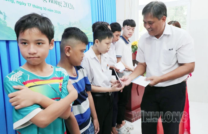 Trao 50 suất học bổng “Hoa xương rồng” cho học sinh khuyết tật