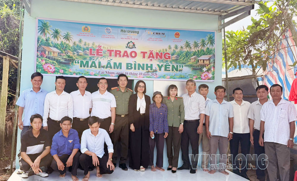 Đại diện lãnh đạo các cơ quan, báo chí và chính quyền địa phương chụp ảnh lưu niệm với gia đình.