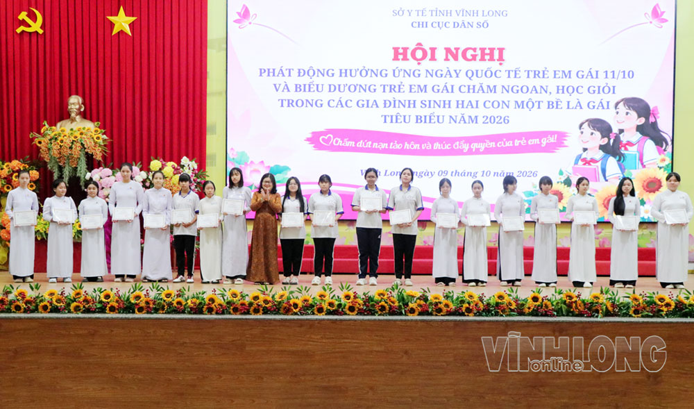 Bà Lê Thị Thủy - Chi cục trưởng Chi cục Dân số trao biểu dương cho trẻ em gái chăm ngoan, học giỏi tiêu biểu năm 2026.