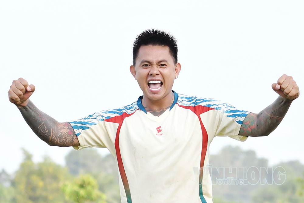 Niềm vui sau pha ghi bàn giúp đội nhà thắng ngược 3 - 2 của Võ Trí Thiện đội bóng đá Cụm 12- xã Tiểu Cần.