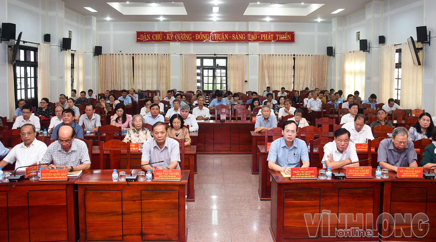 Đồng chí Trần Trí Quang, Phó Bí thư Tỉnh ủy, Chủ tịch UBND tỉnh, cùng các đồng chí nguyên lãnh đạo Trung ương và địa phương dự hội nghị tại Hội trường Tỉnh ủy (phường An Hội). Ảnh: CẨM TRÚC