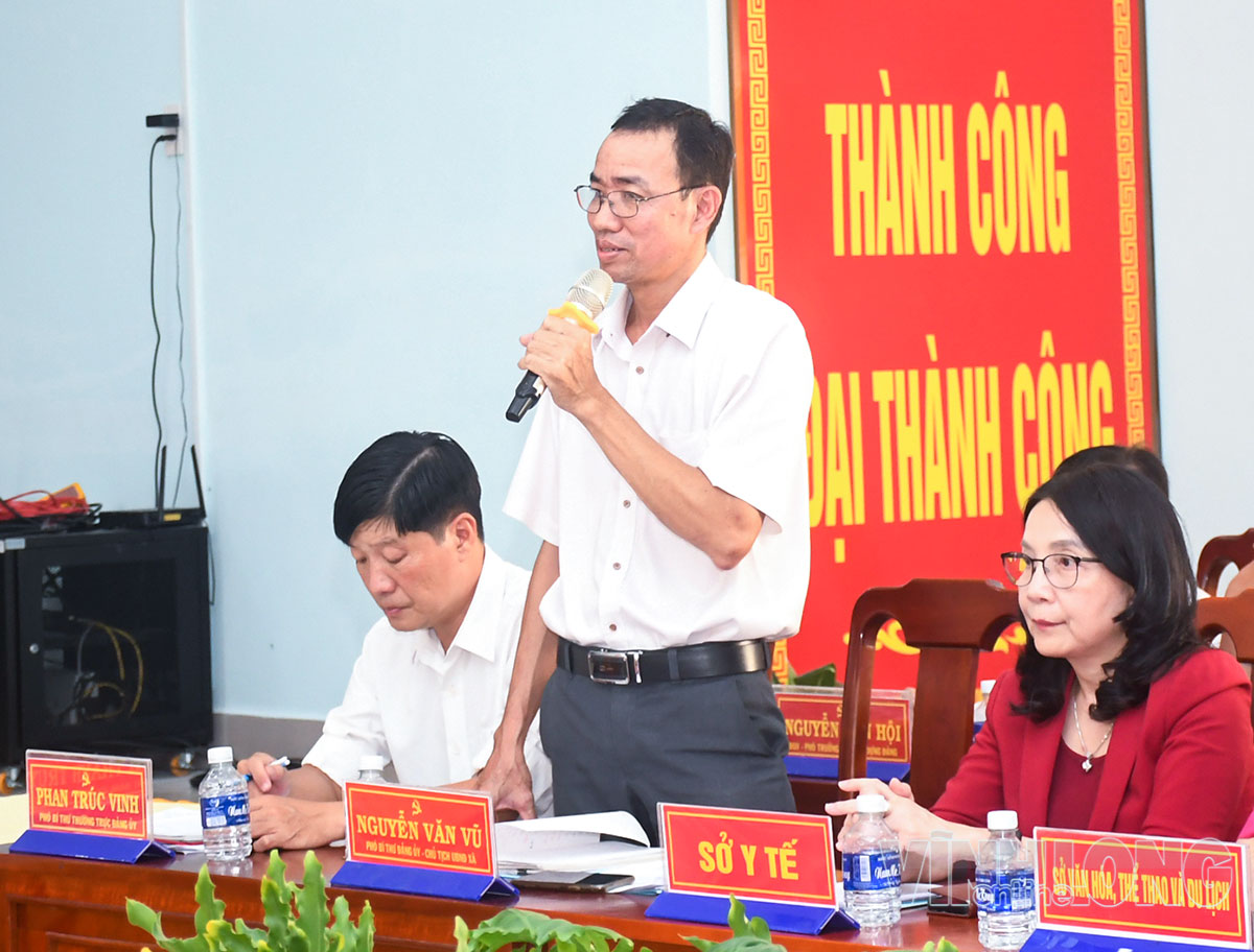 Lãnh đạo xã báo cáo những thuận lợi, khó khăn của địa phương trong 9 tháng năm 2026.