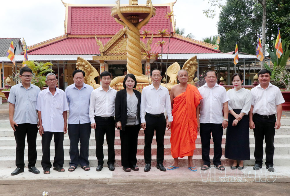 Phó Chủ tịch UBND tỉnh - Nguyễn Trúc Sơn (thứ 5, từ phải qua) thăm, tặng quà chùa Phnôm Pênh, xã Tiểu Cần nhân dịp Lễ Sêne Đôlta.