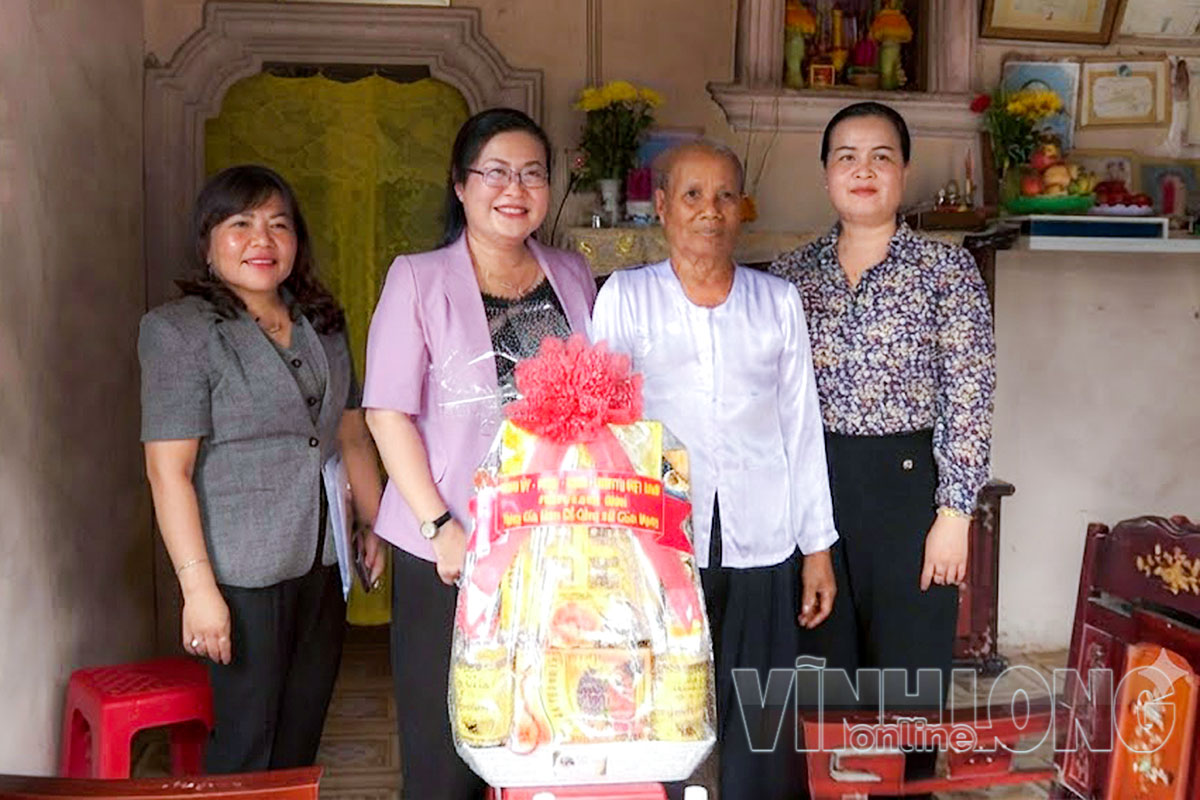

Đồng chí Nguyễn Thị Minh Trang (thứ hai bên trái qua) thăm hỏi, tặng quà gia đình mẹ liệt sĩ Thạch Thị Vân, ấp Lạc Sơn, xã Ngũ Lạc.