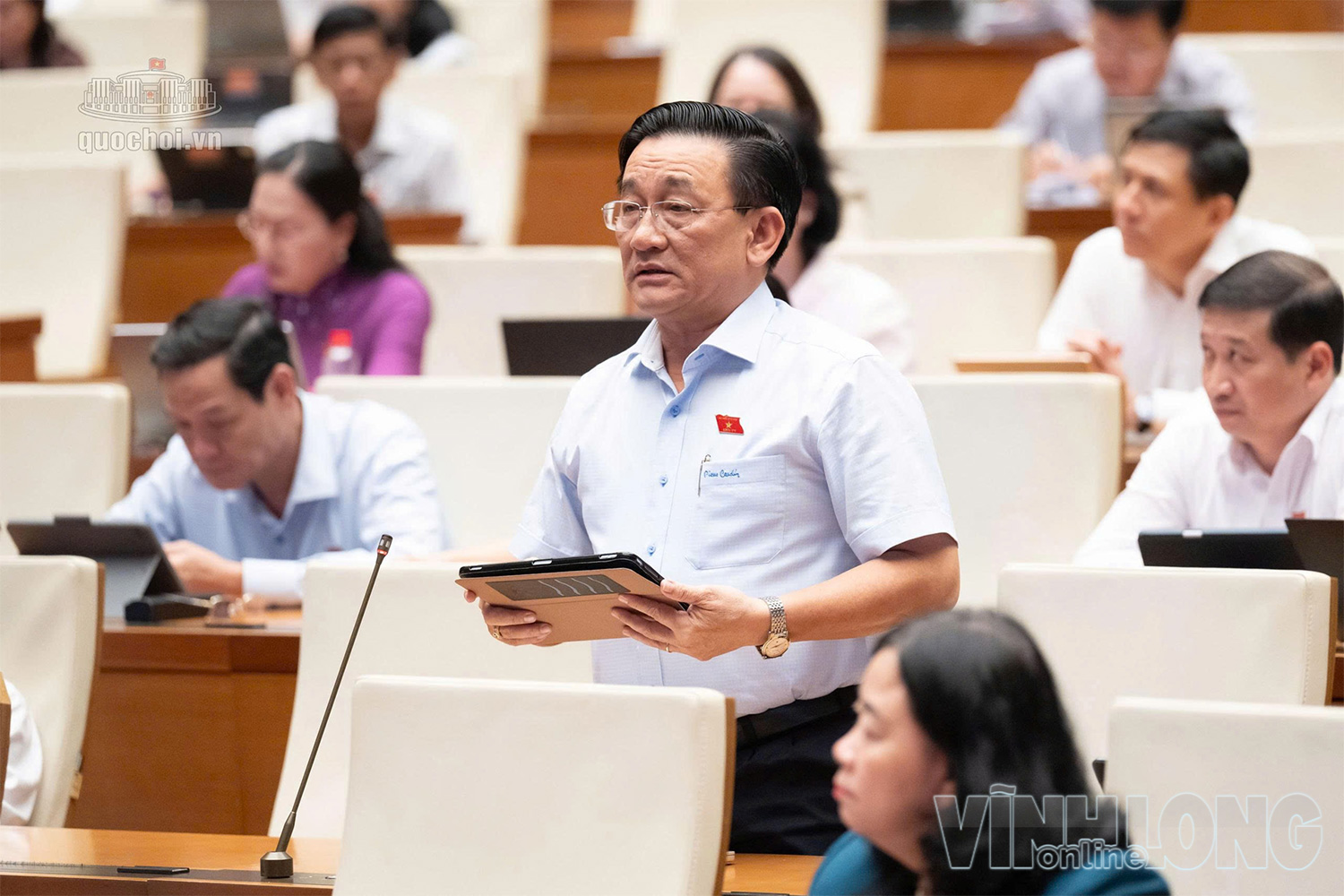 
Đại biểu Trần Quốc Tuấn Ủy viên Ban Thường vụ Tỉnh uỷ, Giám đốc Sở Công thương tỉnh Vĩnh Long thảo luận Hội trường chiều ngày 30/10.