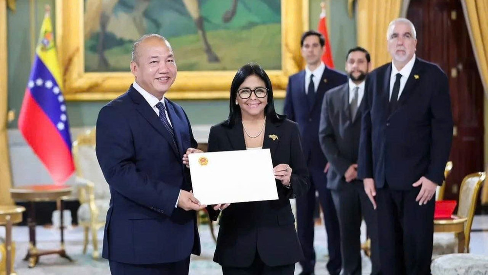 Đại sứ Võ Tuấn Ngọc trình Quốc thư lên Tổng thống lâm thời Venezuela, Delcy Rodríguez. (Ảnh: Đại sứ quán Việt Nam tại Venezuela cung cấp)
