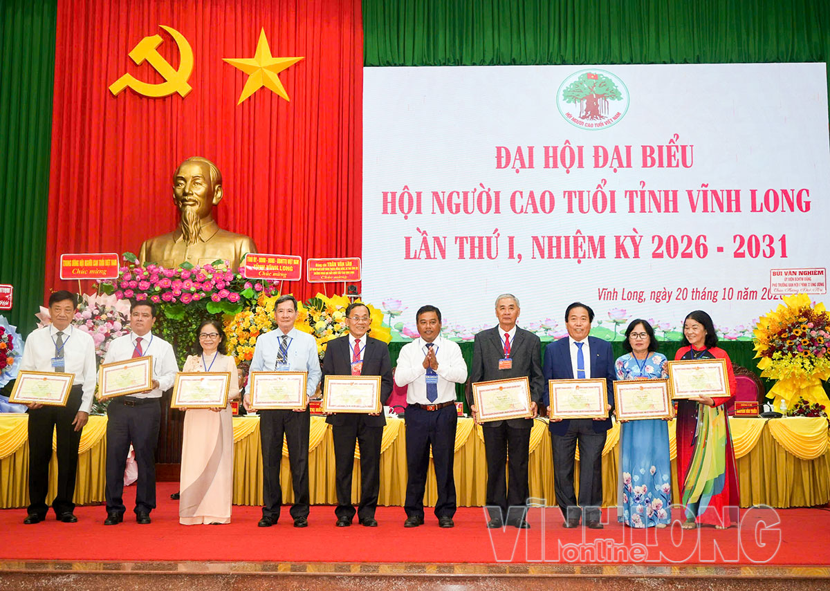 Phó Chủ tịch HĐND tỉnh Kim Rương tặng bằng khen của UBND tỉnh cho các cá nhân có thành tích xuất sắc trong công tác tổ chức Hội NCT các cấp trên địa bàn tỉnh giai đoạn 2021-2026.