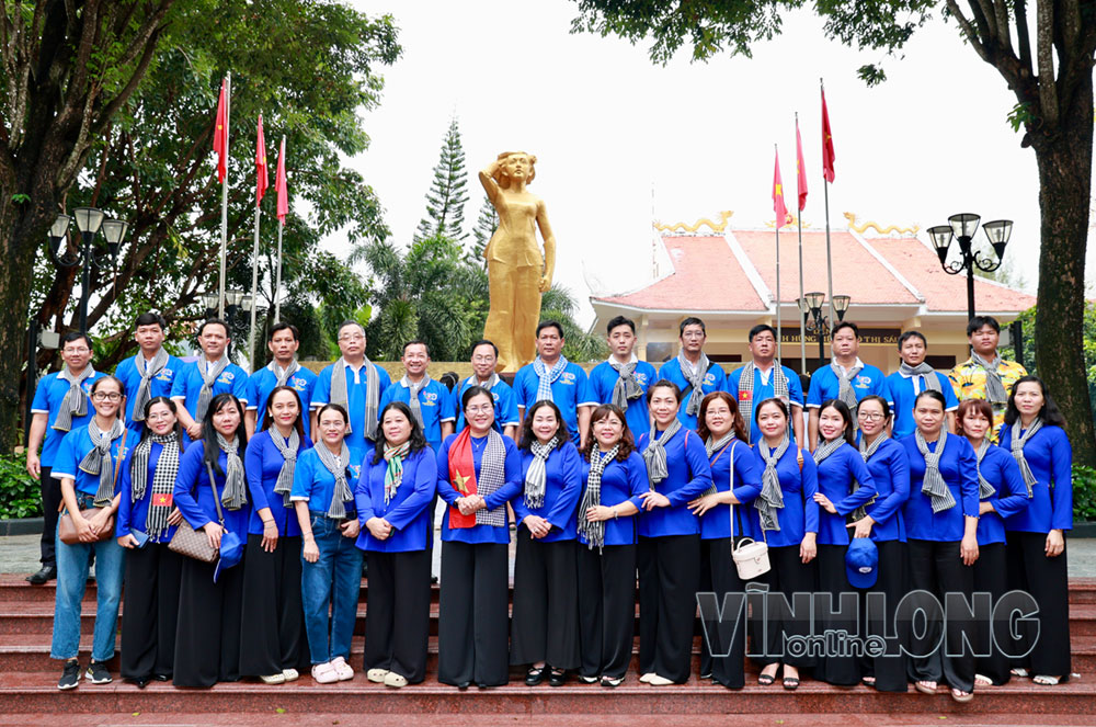 Đoàn công tác chụp ảnh lưu niệm tại khu lưu niệm Anh hùng Lực lượng vũ trang nhân dân Võ Thị Sáu.
