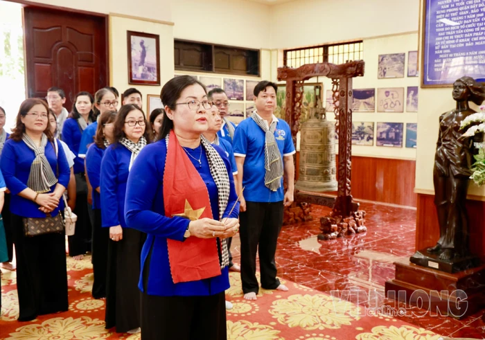 Ban Tuyên giáo Tỉnh ủy phối hợp Công ty điện lực Vĩnh Long tổ chức về nguồn nhân kỷ niệm 16 năm Ngày Phụ nữ Việt Nam 20/10