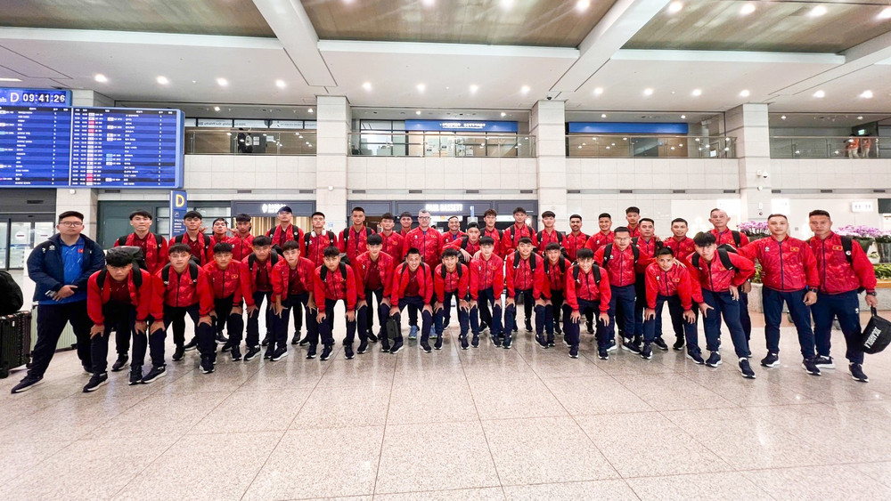 Ban huấn luyện cùng các tuyển thủ U17 Việt Nam trước giờ khởi hành chuyến bay. (Ảnh: VFF)
