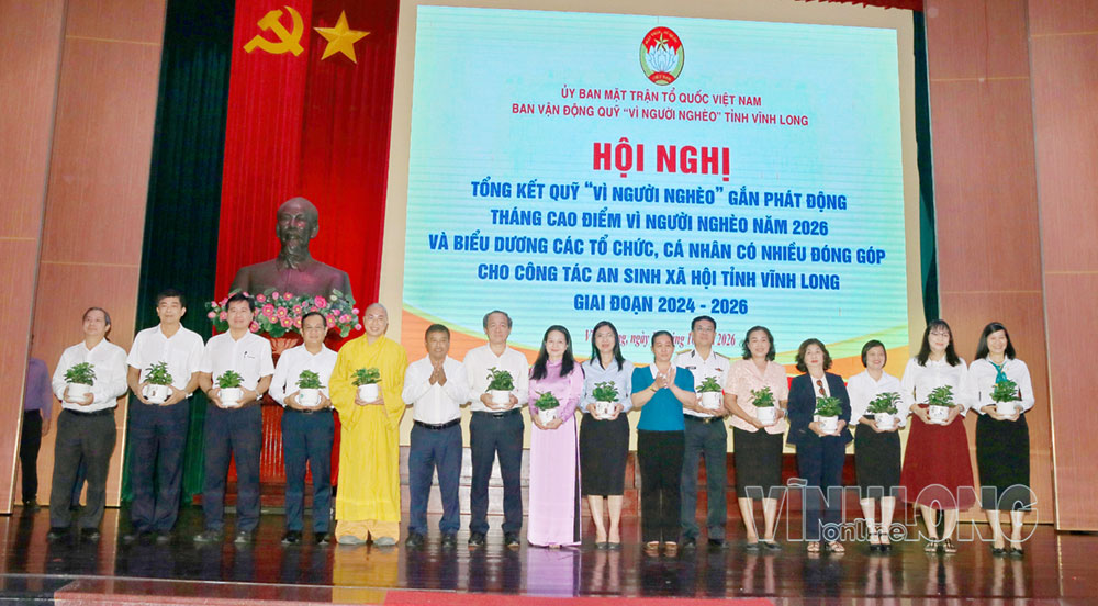 Ủy ban MTTQ Việt Nam tỉnh trao chậu cây xanh cho đại diện 35 tập thể, cá nhân đăng ký ủng hộ cho Quỹ “Vì người nghèo” cấp tỉnh và công tác an sinh đã hội năm 2027 với số tiền trên 562 tỷ đồng. 