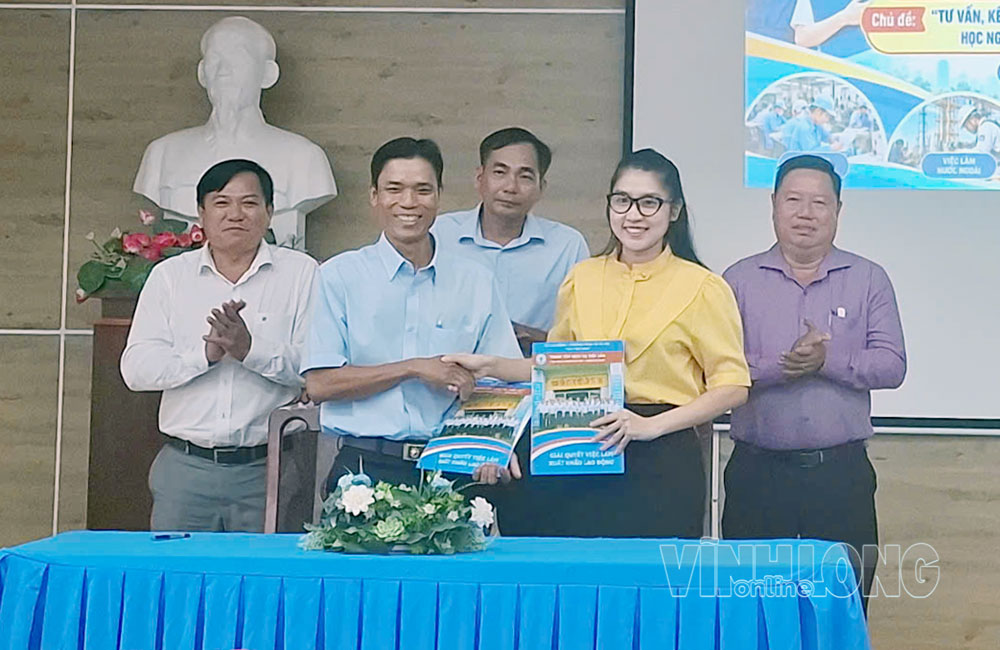 Lãnh đạo UBND xã Long Thành và đại diện doanh nghiệp ký kết phối hợp đào tạo, tuyển dụng lao động.