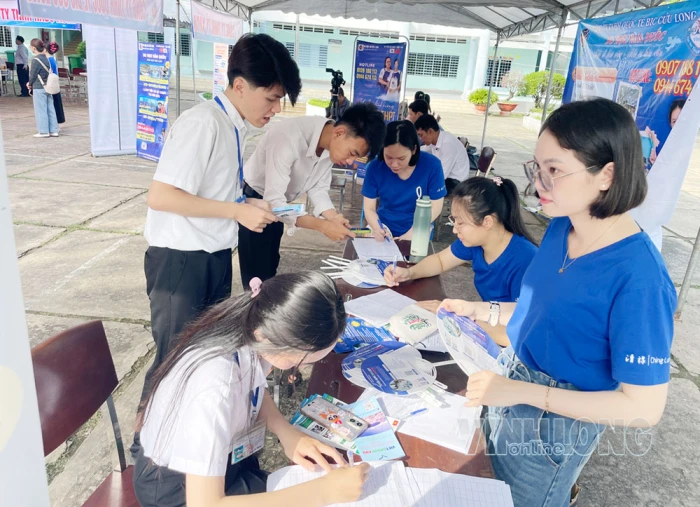 630 người tham gia Phiên giao dịch việc làm tại xã Cái Ngang