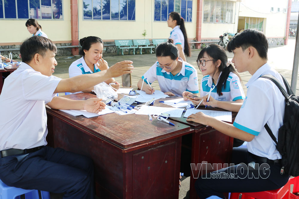 Học sinh khối 12 Trường THPT Huỳnh Tấn Phát tham dự Phiên giao dịch việc làm.