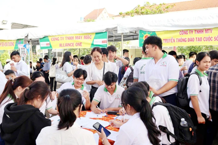 Xã Đại Điền tổ chức phiên giao dịch việc làm thu hút 500 lao động tham dự