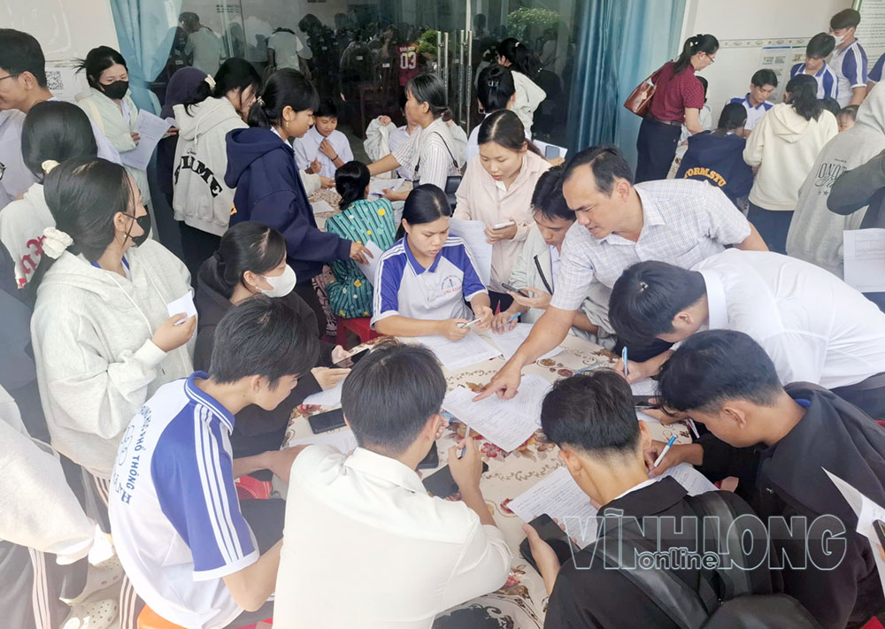 Học sinh, sinh viên tham gia phiên giao dịch việc làm tìm hiểu, đăng ký thông tin về thị trường lao động.