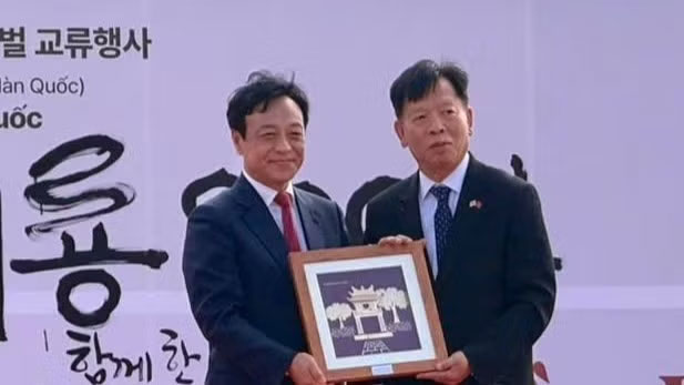 Đại sứ Vũ Hồ trao quà lưu niệm tặng Chủ tịch huyện Bongwha, tỉnh Gyeongsangbuk. (Ảnh: Đại sứ quán Việt Nam tại Hàn Quốc cung cấp)