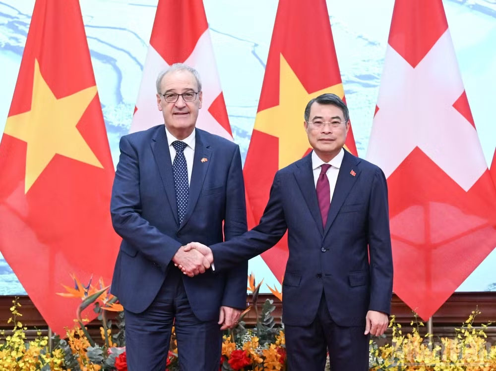 Thủ tướng Chính phủ Lê Minh Hưng và Tổng thống Thụy Sĩ Guy Parmelin. (Ảnh: TRẦN HẢI)