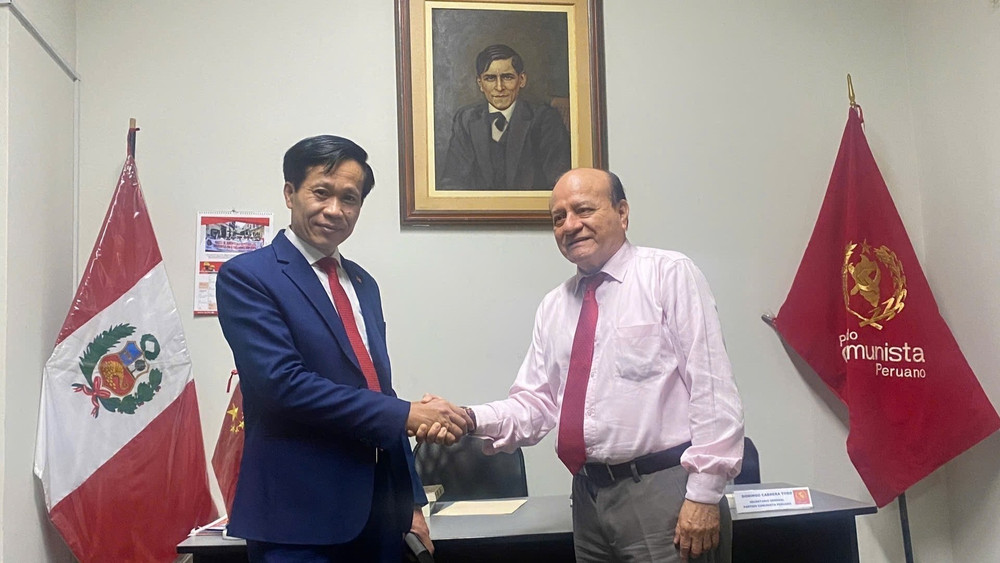 Phó Giám đốc Học viện Chính trị quốc gia Hồ Chí Minh Hoàng Phúc Lâm tặng cuốn sách “Khát vọng Việt Nam hùng cường trong kỷ nguyên mới’’ cho Tổng Bí thư Đảng Cộng sản Peru Domingo Cabrera Toro. (Ảnh: Đoàn đại biểu Đảng cộng sản Việt Nam/TTXVN)
