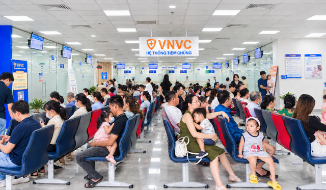 Sau hơn 2 tuần triển khai, gần 300 trung tâm VNVC đã tiêm hơn 100.000 mũi vắc xin tay chân miệng bảo vệ trẻ, hỗ trợ hàng trăm nghìn gia đình đặt giữ vắc xin với chi phí ưu đãi.

ẢNH: THANH LAM

