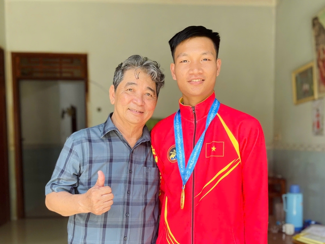 VĐV Nguyễn Văn Tiện (bên phải) cùng sư phụ Trần Quý Ba.

ẢNH: TRÚC QUỲNH

