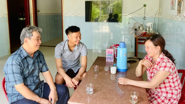 VĐV Nguyễn Văn Tiện (bên phải) mong muốn trở về quê hương Hoài Ân, mở câu lạc bộ võ thuật, góp phần gìn giữ và phát huy võ cổ truyền Bình Định.

ẢNH: TRÚC QUỲNH


