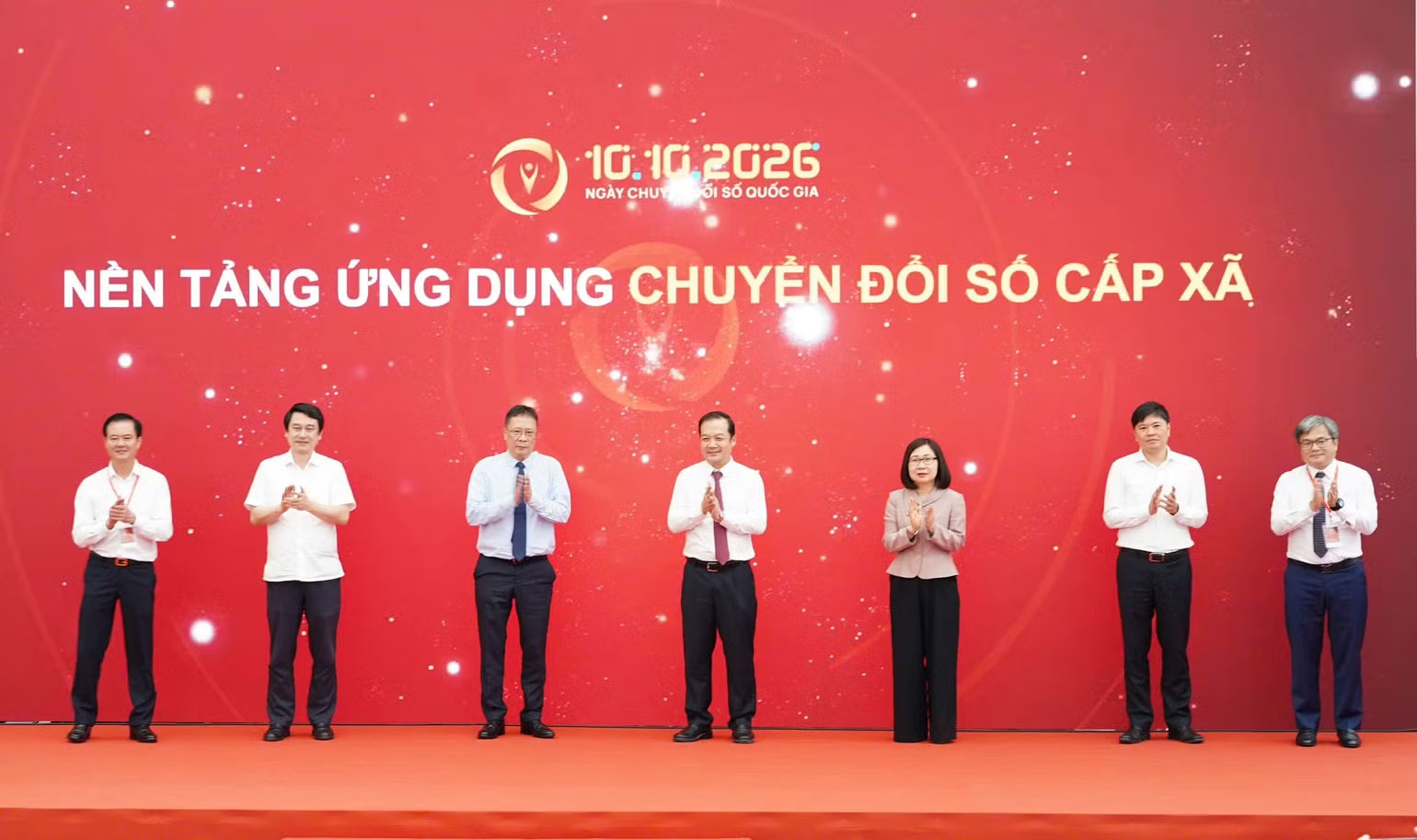 Thứ trưởng Khoa học và Công nghệ Phạm Đức Long cùng các đại biểu thực hiện nghi thức bấm nút ra mắt nền tảng ứng dụng chuyển đổi số cấp xã. (Ảnh: Bộ Khoa học và Công nghệ)
