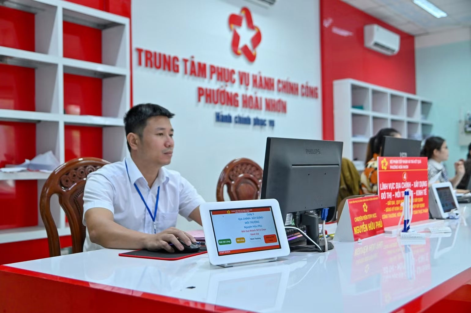 Trung tâm phục vụ hành chính công phường Hoài Nhơn (tỉnh Gia Lai) ứng dụng khoa học công nghệ trong công tác phục vụ người dân. (Ảnh: MỸ HÀ)
