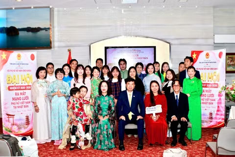 Các đại biểu chụp ảnh lưu niệm. (Ảnh: MY LÊ)
