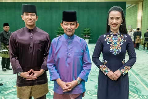 Quốc vương Haji Hassanal Bolkiah và Hoàng tử Abdul Mateen, Bộ trưởng Ngoại giao Brunei chụp ảnh lưu niệm cùng Đại sứ Việt Nam tại Brunei Đỗ Thùy Dương. (Ảnh: Đại sứ quán Việt Nam tại Brunei cung cấp)
