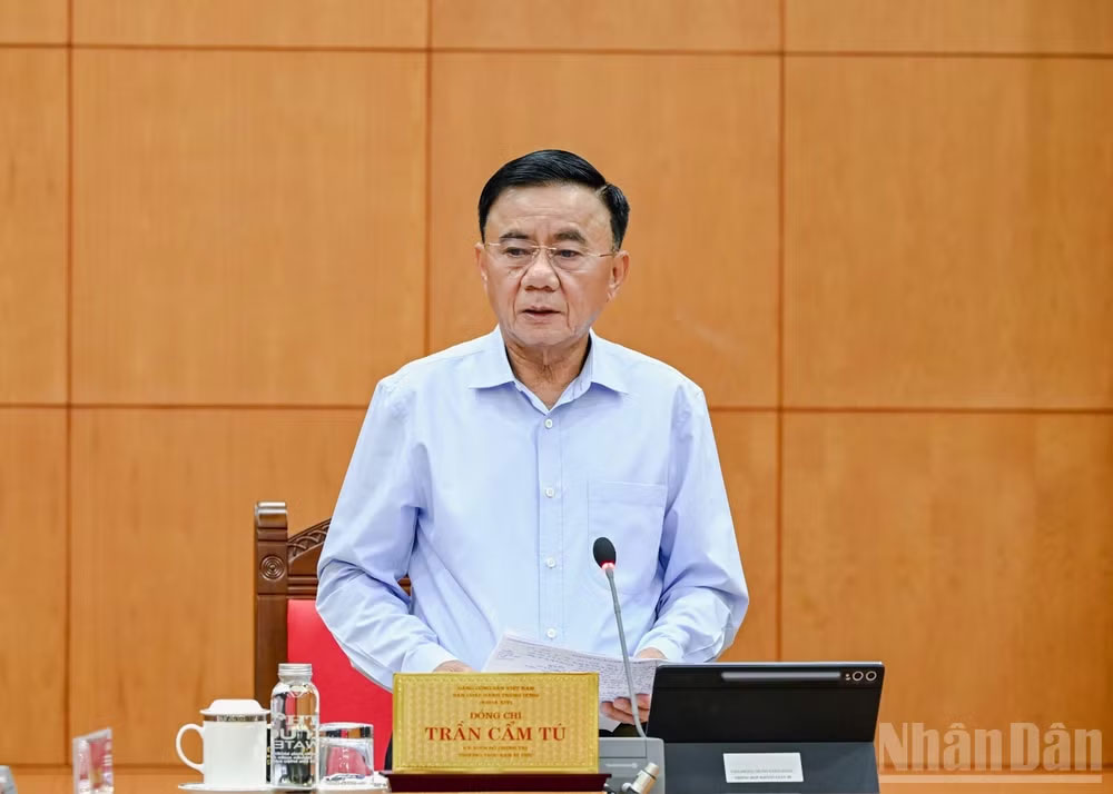 Thường trực Ban Bí thư Trần Cẩm Tú ký ban hành Quy định số 227-QĐ/TW, ngày 19/10/2026 về kiểm điểm và đánh giá, xếp loại chất lượng đối với tập thể, cá nhân trong hệ thống chính trị và trong toàn Đảng. (Ảnh: THỦY NGUYÊN)
