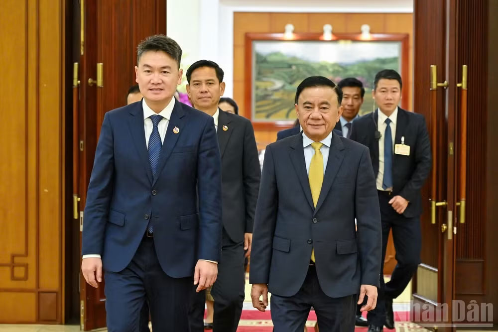 Thường trực Ban Bí thư Trần Cẩm Tú tiếp đoàn đại biểu Trung ương Đoàn Thanh niên Nhân dân Cách mạng Lào do đồng chí Thongly Sisoulith, Ủy viên Trung ương Đảng Nhân dân Cách mạng Lào, Bí thư Ban Chấp hành Trung ương Đoàn Thanh niên Nhân dân Cách mạng Lào dẫn đầu, đang thăm làm việc tại Việt Nam. (Ảnh: THỦY NGUYÊN)